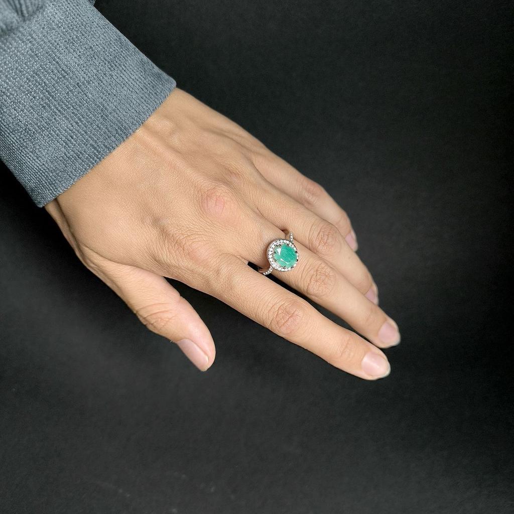 Серебряное кольцо с натуральным изумрудом 3.254ct, фианитами, вес изделия 3,69 гр (2163428)