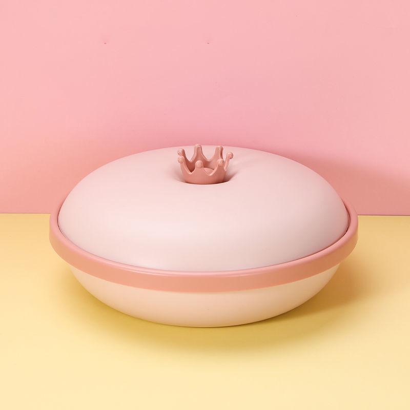 Креативный отсек для хранения с крышкой. Домашняя современная гостиная. Журнальный столик. Поднос для конфет. Закуски. Семена дыни и тарелка с сухофруктами.