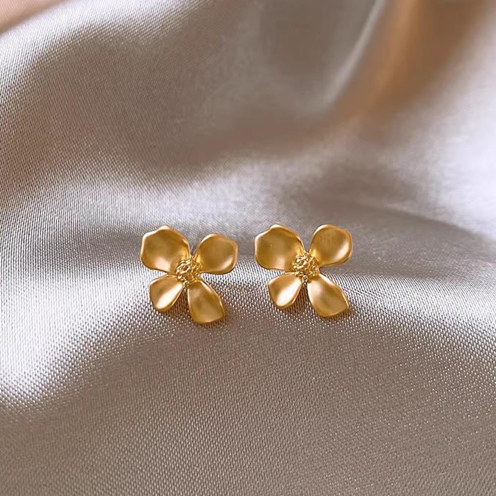 Light Luxury Exquisite Micro-inlaid Zircon Flower Earrings Elegant High-end Pearl Stud Earrings Niche Design Temperament Earrings