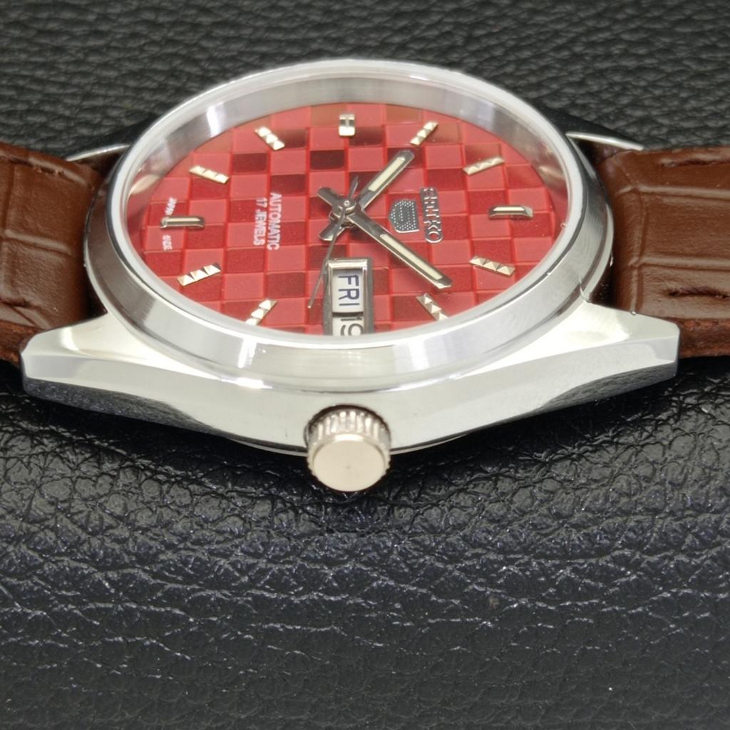 ВОССТАНОВЛЕННЫЕ МУЖСКИЕ ЧАСЫ SEIKO 5 AUTOMATIC, СДЕЛАНО В ЯПОНИИ, КРАСНЫЙ ЦИФЕРБЛАТ, ИЗГОТОВЛЕНЫ НА ЗАКАЗ a440073-2 QV90-a440073