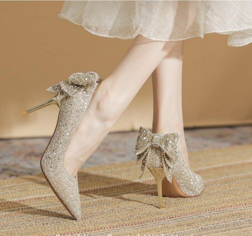 Мода 2024 года. Блестящие туфли-лодочки с бантом на тонком каблуке. Женские туфли-лодочки со стразами и блестками. Женские сексуальные туфли с острым носком и блестками на высоком каблуке.