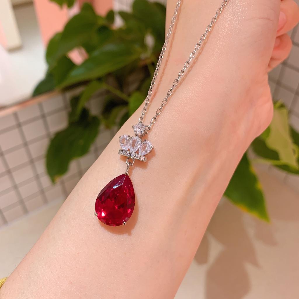 Ювелирный набор: серьги-пусеты с красным стеклом в форме короны 10*14, колье 13*18