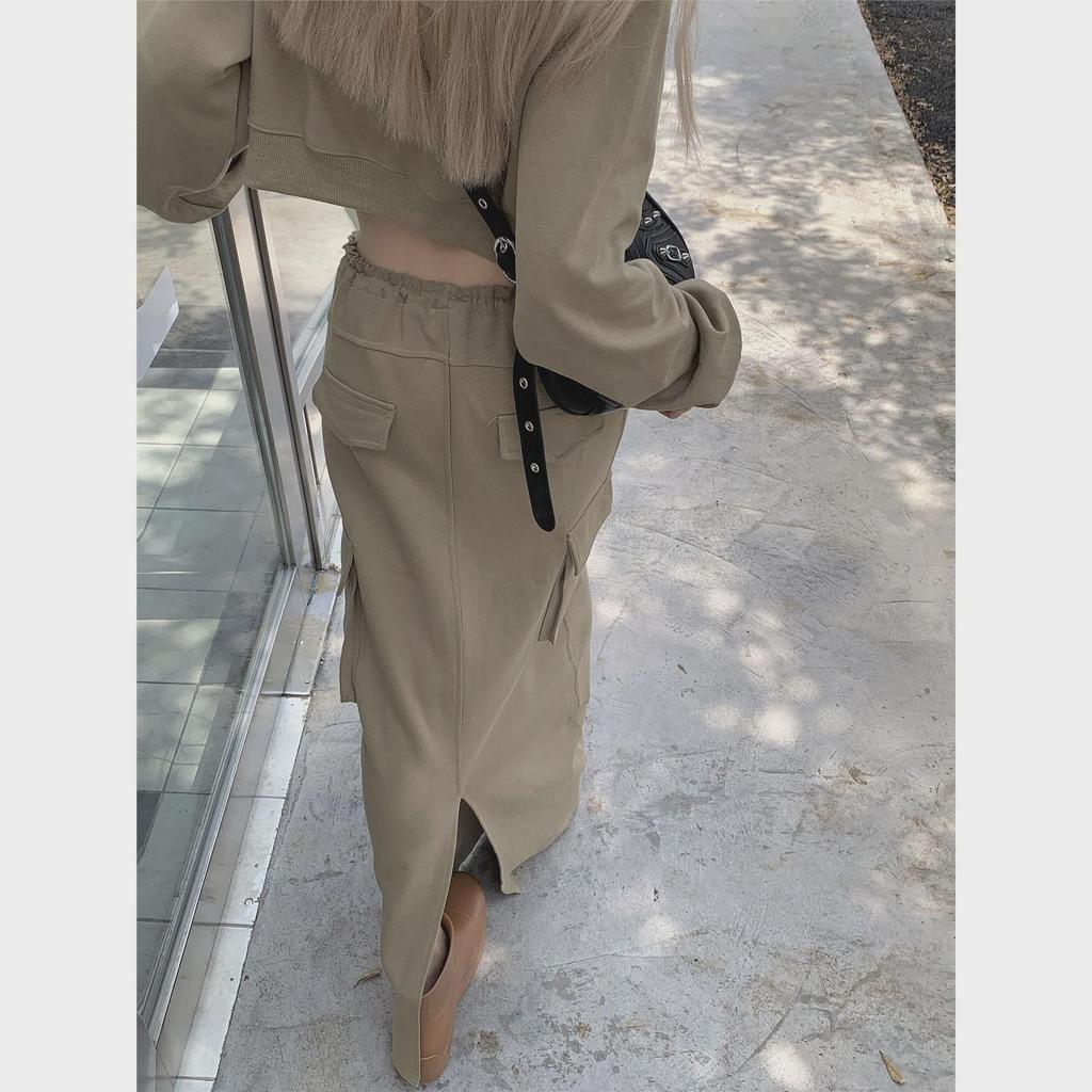 Женский ретро-костюм из двух частей: топ с длинными рукавами и юбкой с принтом - мода осени 2025 года