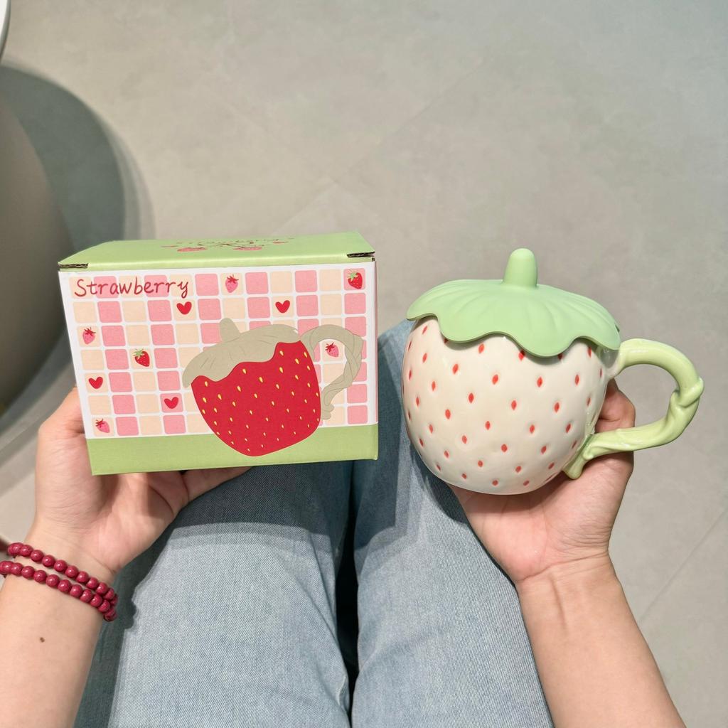 Кружка с клубникой и крышкой, высококачественная креативная чашка, керамическая кружка для воды, нишевый дизайн, подарок на день рождения, сувенир