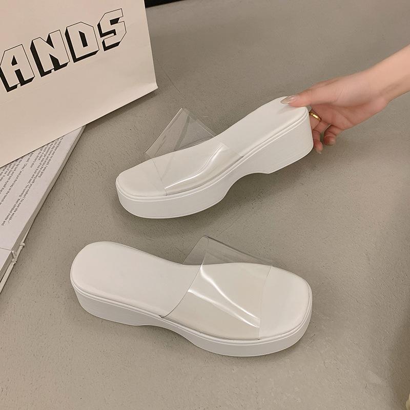 Лето 2025 года, новые увеличивающие рост кексы с толстой подошвой, классные тапочки для женщин, простые, сексуальные и прозрачные, одно слово, классные тапочки