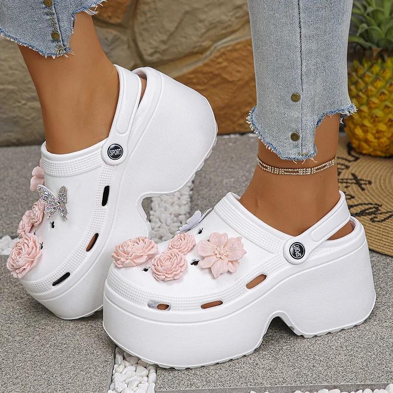 Массивные клоги на платформе с большими цветами для женщин Лето 2025 Высокий каблук Мягкие сандалии из ЭВА Женские Кристаллы Бабочка Тапочки на танкетке