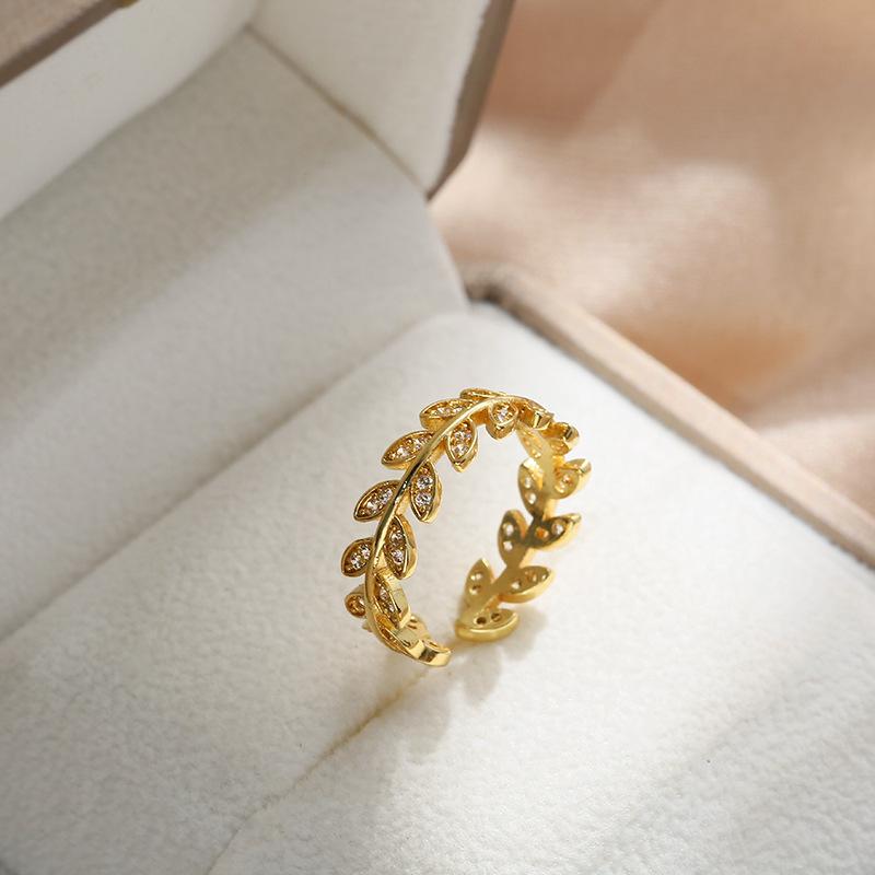 Женское кольцо с золотым колосом пшеницы и цирконием — модное ювелирное изделие с гальваническим покрытием из бриллиантов.