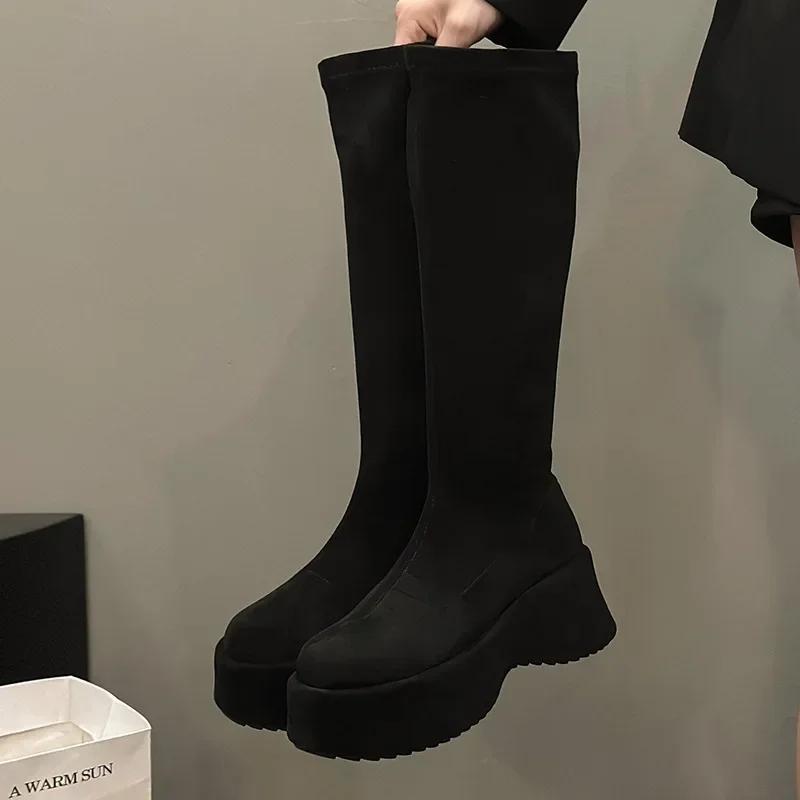 Модные зимние замшевые теплые сапоги до колена 2025 года, женские модные сапоги на танкетке и платформе, нескользящие, с толстой подошвой, увеличивающие рост, эластичные рыцарские сапоги