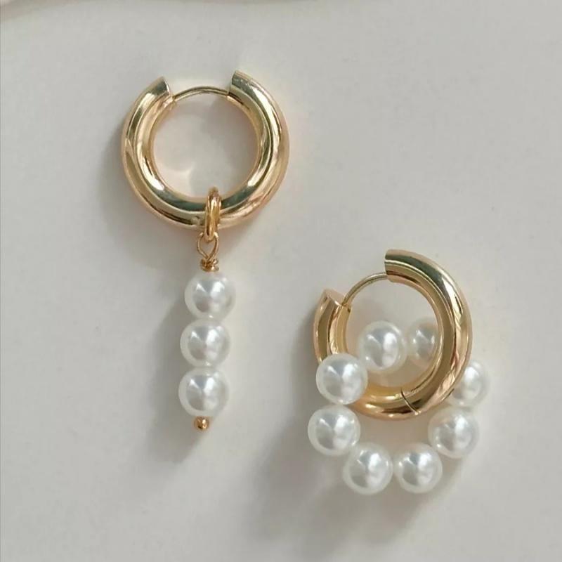 Ladies' crystal earrings with a metallic texture and bird-shaped hooks. They are perfect for wearing at parties or as gifts.