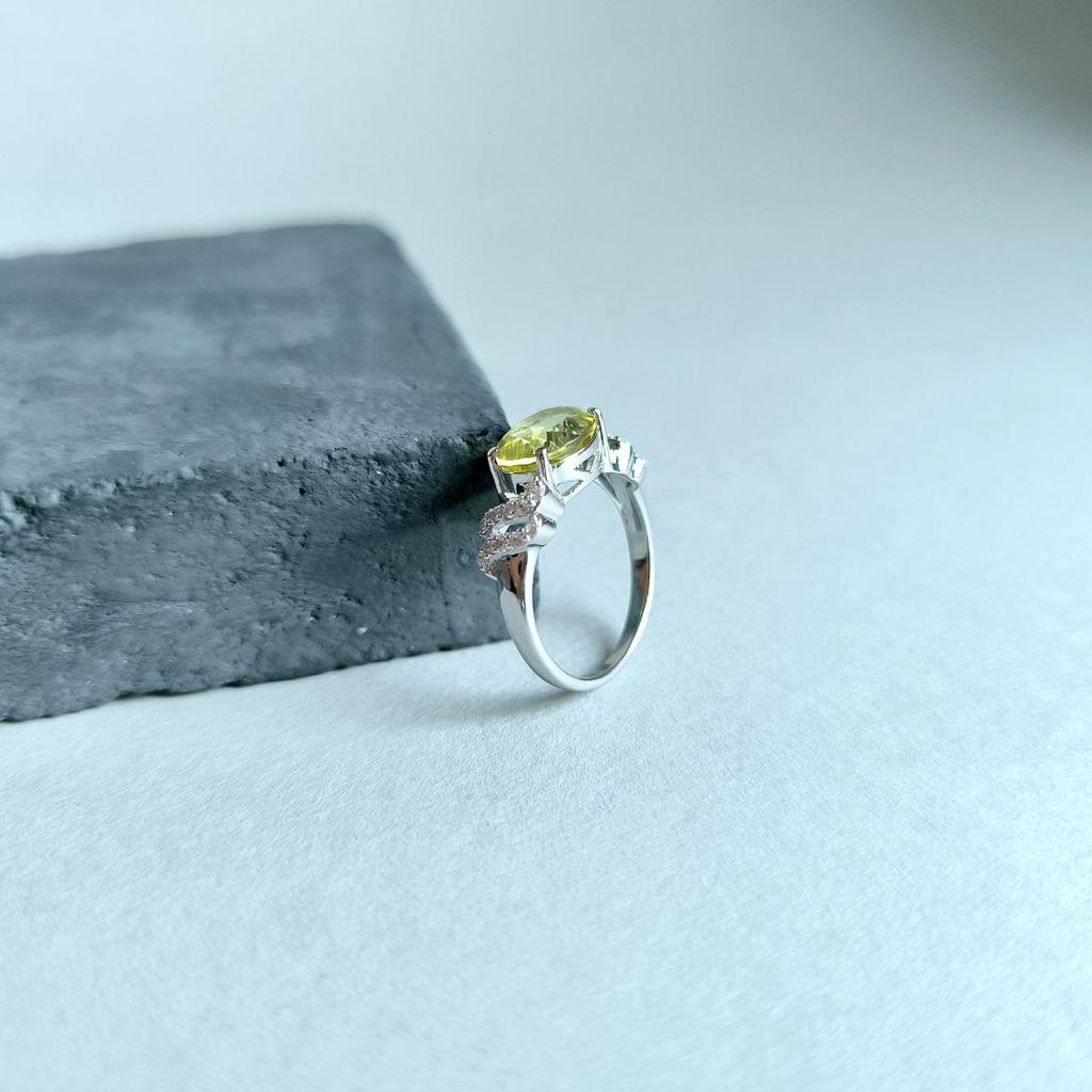 Серебряное кольцо с Натуральным зеленим кварцем 2.738ct, фианитами, вес изделия 2,85 гр (2162100)