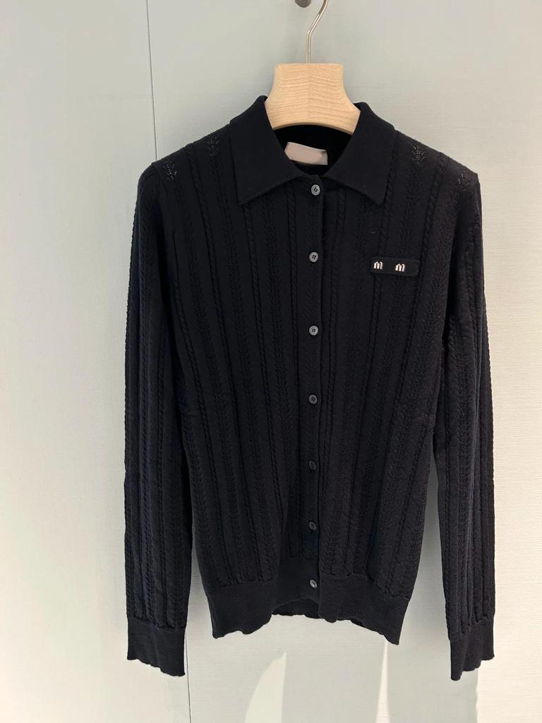 Серия Nanyou Miu: Высококачественная женская трикотажная футболка с полым лацканом и длинным рукавом, тренд на стройнящую верхнюю одежду для начала осени.