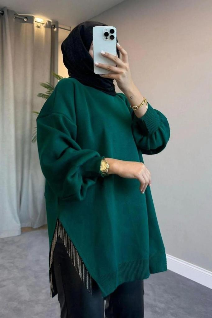 Женский длинный свитер в стиле хиджаб с круглым вырезом и воздушными рукавами и цепочкой с детальным разрезом