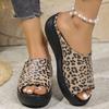Модные летние неглубокие леопардовые шлепанцы на танкетке для женщин 2025 ПУ Большой размер Женские шлепанцы Нескользящая платформа Женские шлепанцы