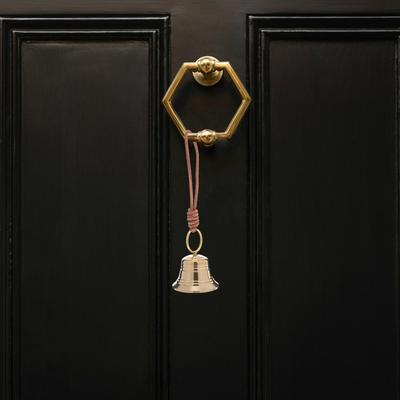 Маленький латунный винтажный подвесной колокольчик Декорация дверной ручки Декор для дома, двора, сада Рустикальный медный дверной звонок Элегантный акцент