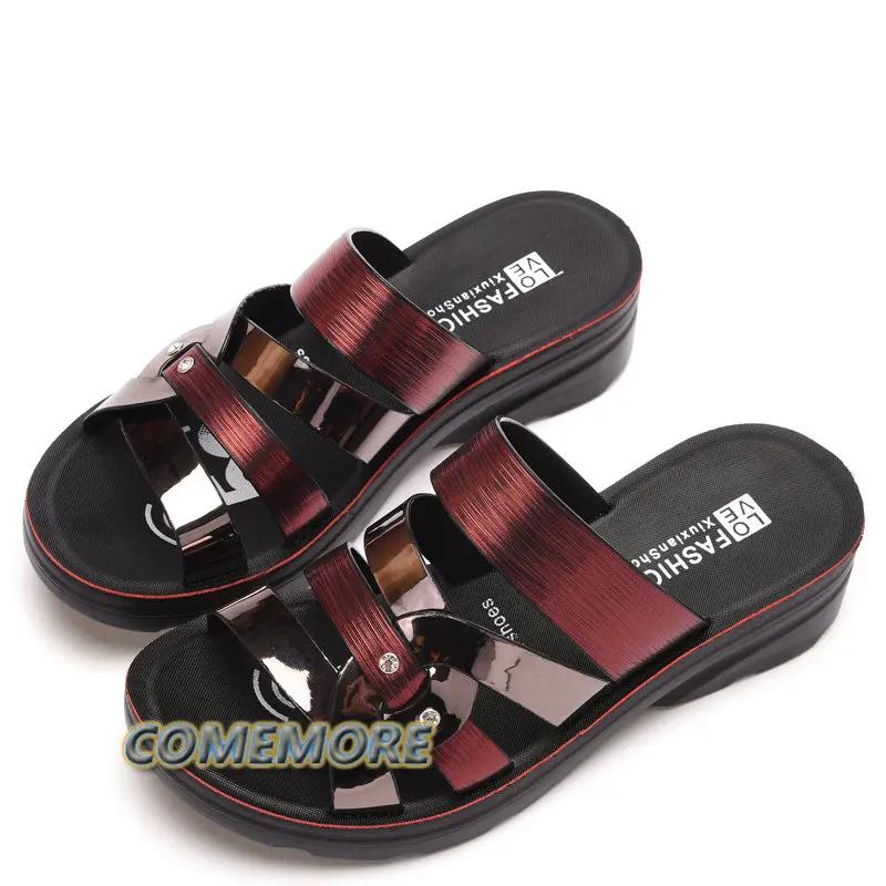 Модные женские сандалии, модные летние новые женские тапочки из искусственной кожи, женские повседневные пляжные туфли на танкетке, удобные сандалии на плоской подошве для мам