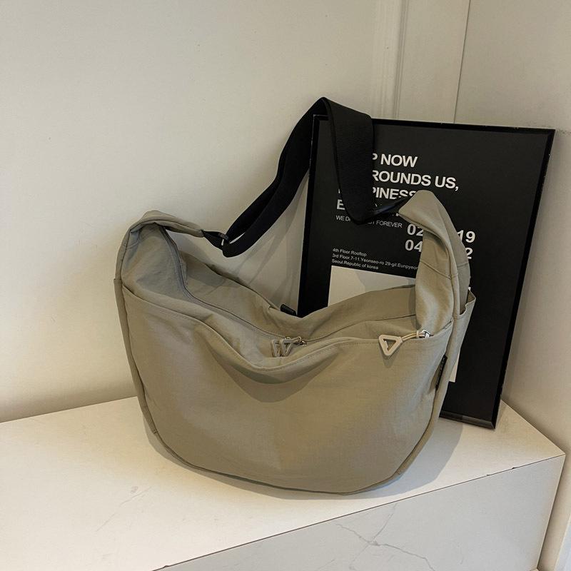 Сумка кроссбоди 2025 весна новая простая и модная персонализированная женская сумка для поездок на работу нишевого дизайна однотонная плечевая сумка-пельмень