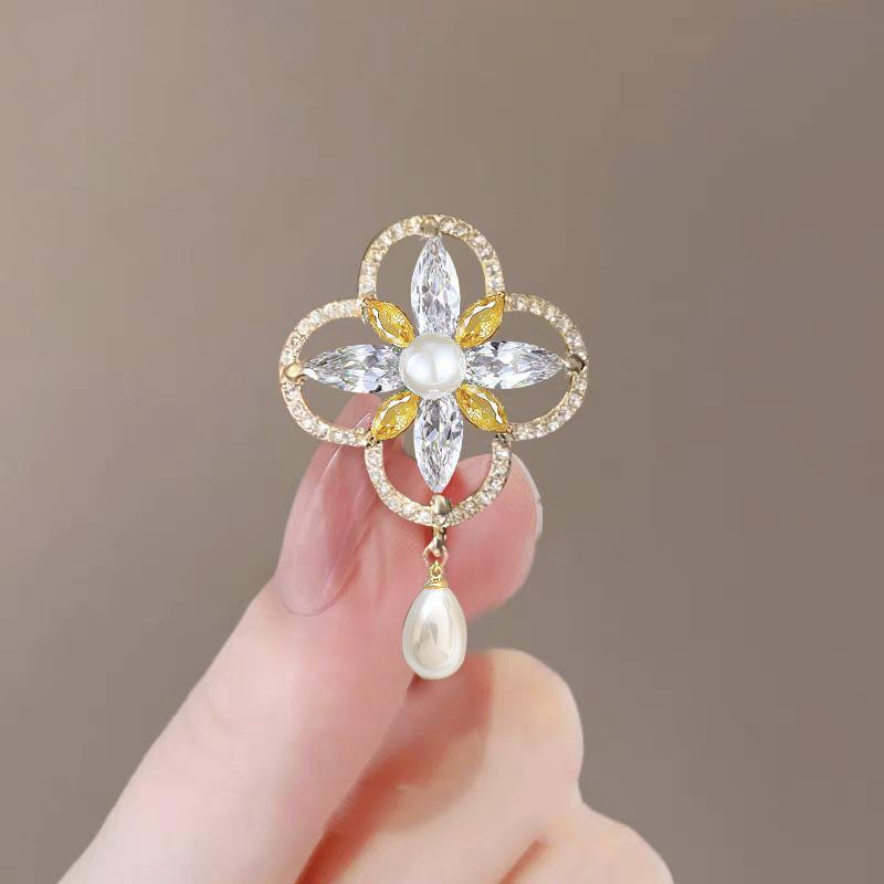 Summer Anti-Exposure Brooch: Fashionable and Luxurious Collar Pin for Women.