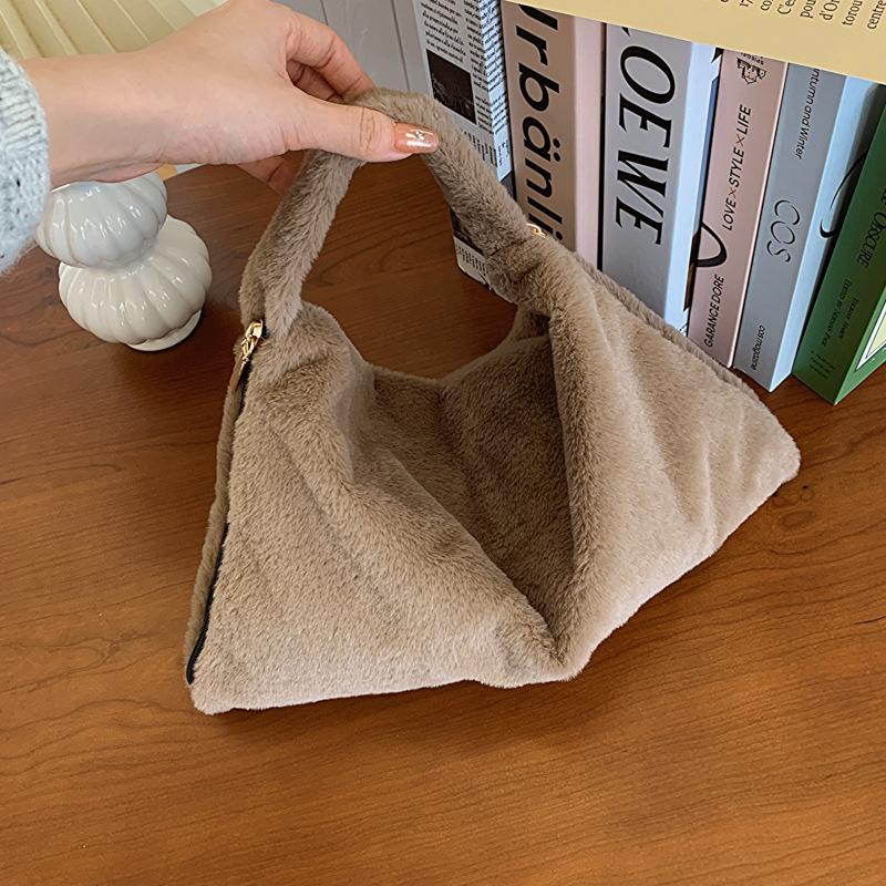 Женские сумки, плюшевые сумки, плюшевые сумки, нишевые сумки через плечо в иностранном стиле, модные и универсальные сумки подмышками