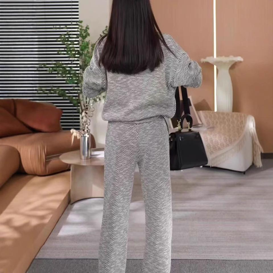 Женский повседневный комплект из полосатого кардигана и широких брюк - коллекция весна/осень 2024 г.