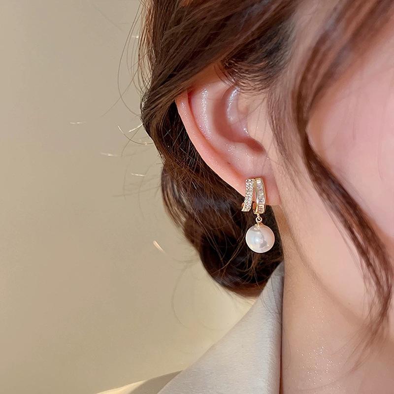 High-class temperament elegant micro-inlaid zircon silver needle earrings women's fashion commuter earclips hole-free exquisite earrings