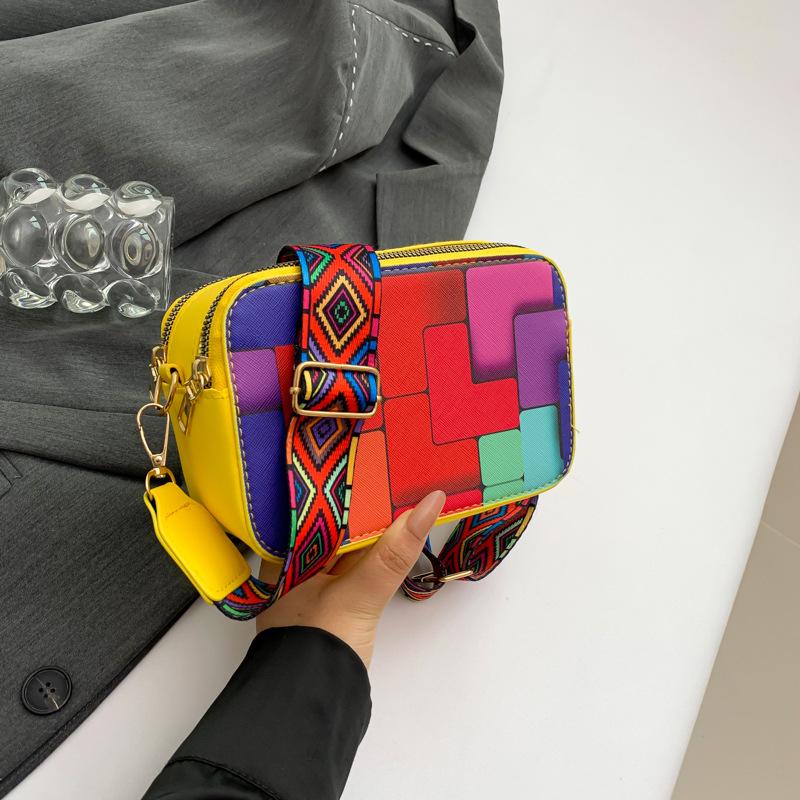 Популярная в этом году модная маленькая свежая сумка в иностранном стиле для поездок на работу 2024 года, новая модная ретро-сумка-мессенджер, маленькая квадратная женская сумка