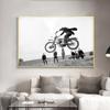Винтажный мотоцикл Прыжок Фото Британский Стиль Мод Настенная Живопись Холст Печать Черно-Белый Плакат Для Гостиной Домашний Декор Cuadros