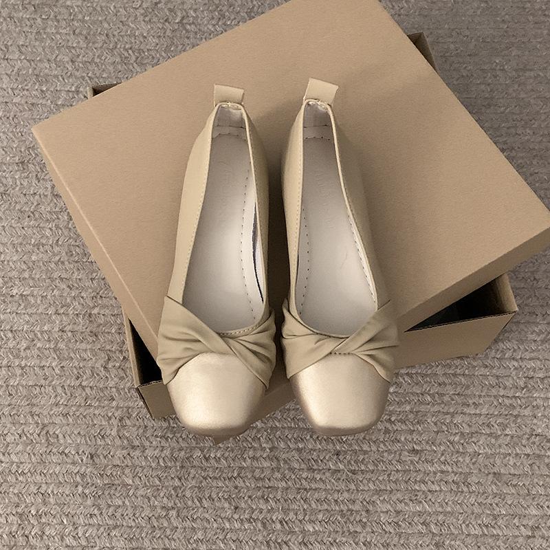 Французский маленький аромат универсальный легкий рот толстый каблук одинарная обувь женская 2025 новый летний квадратный носок ретро мягкая подошва туфли Мэри Джейн