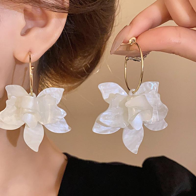 New Trendy White Brown Green Resin Flower Hoop Earrings for Women Fashion C Shape Metal Acrylic Petal Earring Statement Jewelry