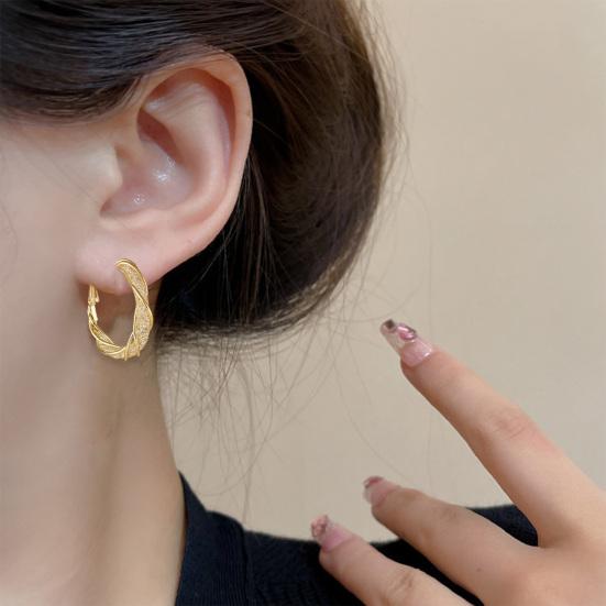 1 пара сережек Huggie в стиле ретро, ​​блестящие витые полые геометрические однотонные серьги с гальваническим покрытием, легкие украшения для ушей из нержавеющей стали, ювелирные изделия