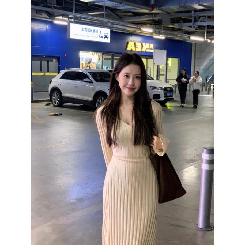 Новая база с вязаным платьем с длинным рукавом для женского осенне-зимнего сезона, с высоким чувством и тонким темпераментом, облегающая бедра длинная юбка