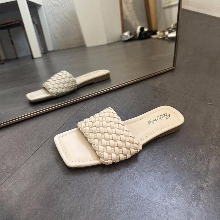 Однословные тапочки женские носят на плоской подошве с французским настроением летом 2025 года тайские сандалии женские пляжные пляжный отпуск