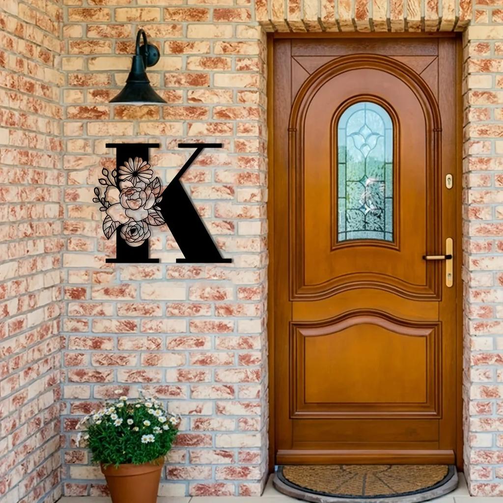 Потрясающая металлическая табличка с цветочными буквами-монограммами! Металлическое настенное искусство. Цветочный декор стен с заглавными буквами алфавита. Буквы для стен своими руками. Знак на заднем плане.