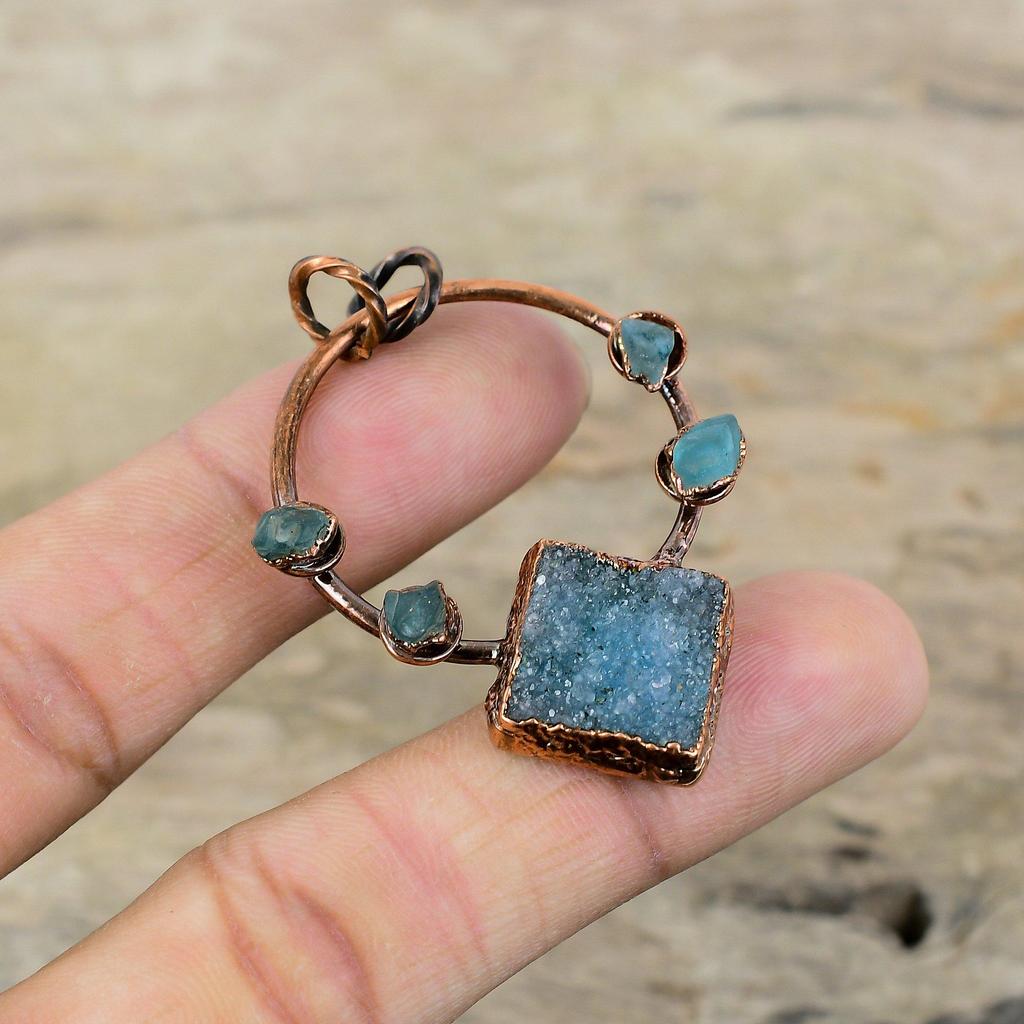 Подвеска «Синие друзы» Медный кулон, изготовленный гальваническим способом, Неоновый апатит, Грубый кулон, Ювелирные изделия, изготовленные методом гальванопластики, Подвеска из драгоценного камня ручной работы, Подарок на годовщину