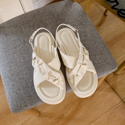 Тапочки в стиле феи женские летние для улицы плиссированные с перекрестными ремешками новые модные на плоской подошве маленькие прохладные тапочки