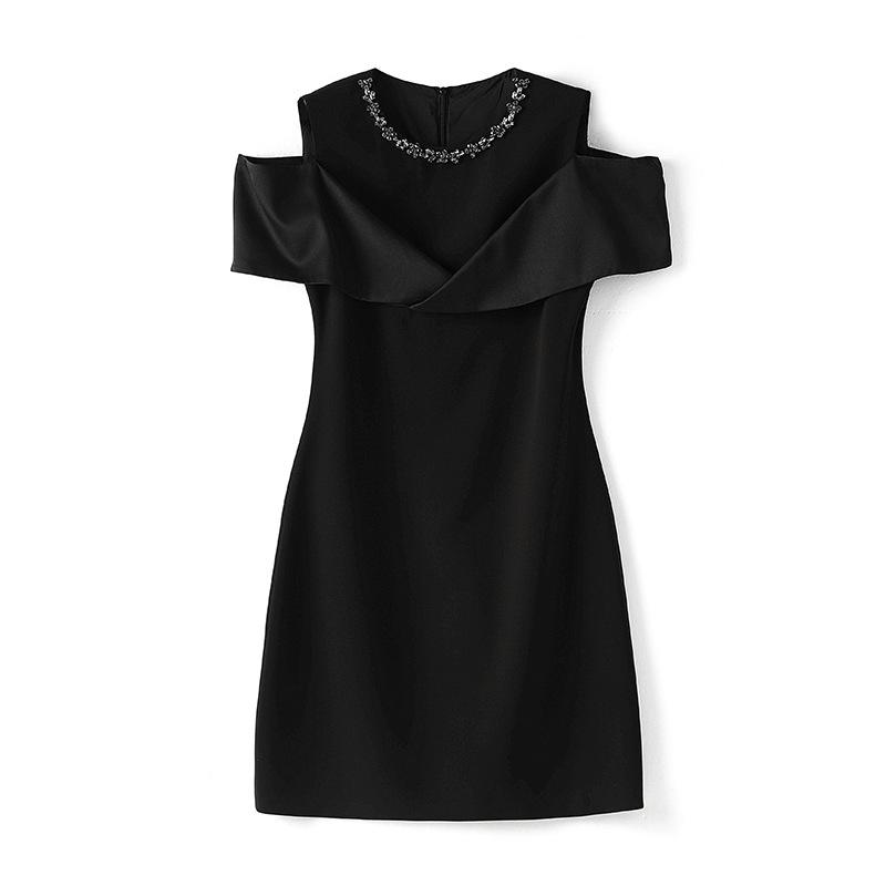 Элегантное летнее платье с открытыми плечами и бриллиантовым маникюром для женщин