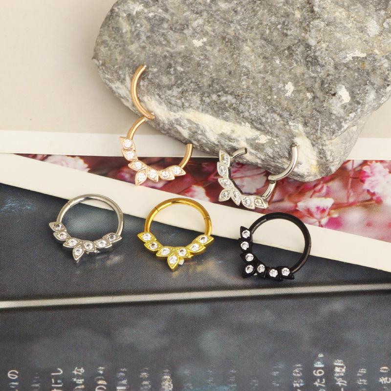 Пирсинг в виде крыльев ангела и серьги-гвоздики для ушных косточек