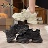 Уличный стиль, толстая подошва, увеличивающая противоскользящие удобные спортивные туфли 2024 года, модные простые универсальные однотонные кроссовки на осень