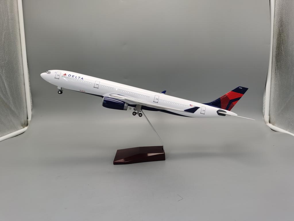 Выставочный самолет 47 см Модель 1/135 Масштаб Литой смола Самолет Airbus A330 Delta Airline Airways С колесами и подсветкой Коллекция