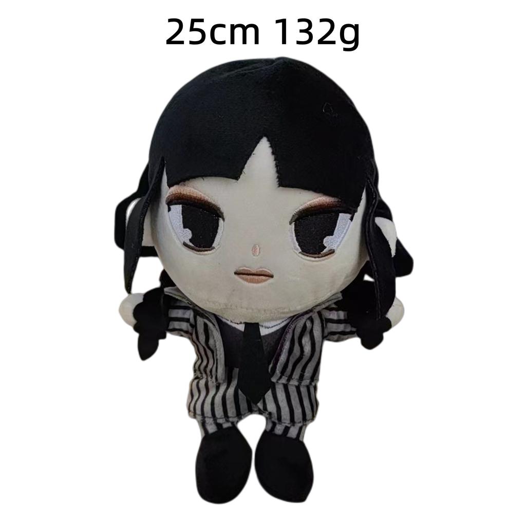 Плюшевая игрушка вокруг куклы