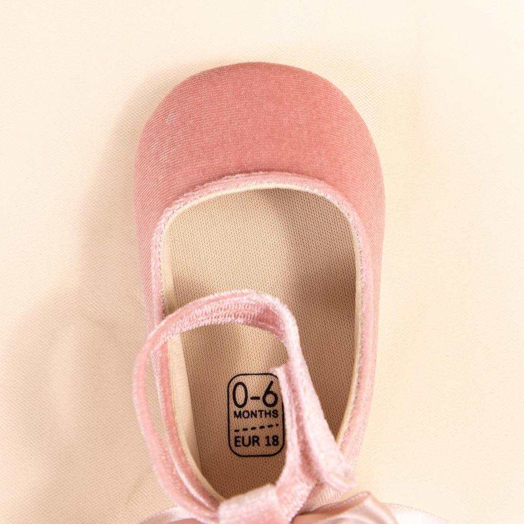 Бархатные туфельки для маленькой принцессы: Всесезонные мягкие ходунки на шнуровке с бантом.