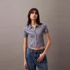 Calvin Klein Повседневный поло с полосатой текстурой, трикотажный топ с коротким рукавом, женские топы, темно-синий 47AB304-RLW