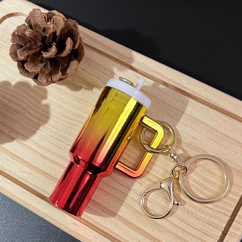 Брелок в виде кубка Ледяного Короля: Универсальный кулон Stanley для помады или крепления к рюкзаку