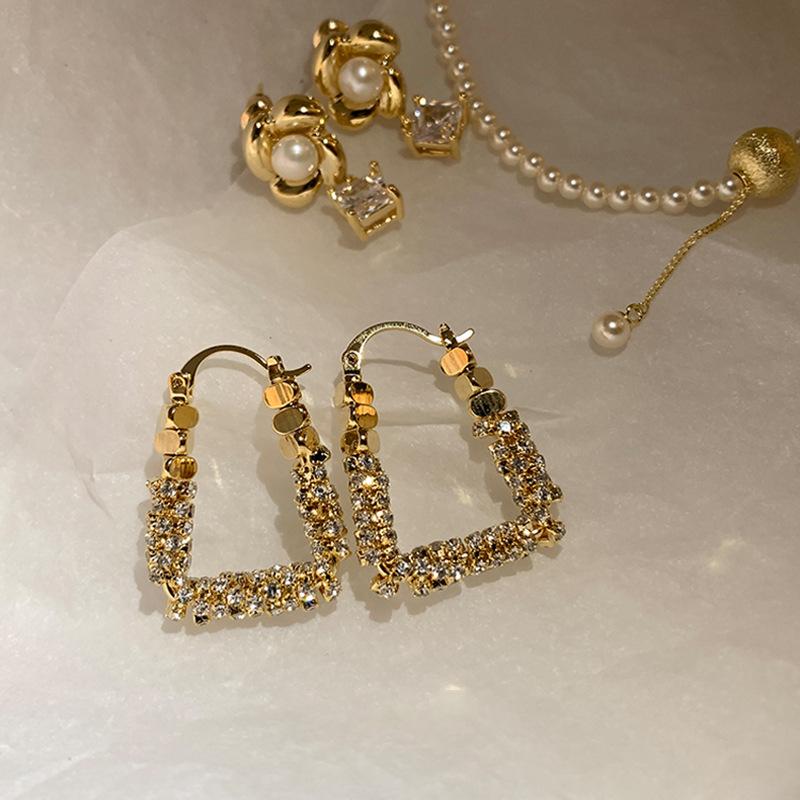 Niche Design Sense Flash Diamond Broken Silver Ear Buckle Women'S Unique Personality Fashion Elegant Temperament Versatile Earrings Earrings