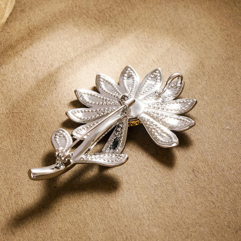 Retro fashion daisy sunflower brooch - versatile metal brooch accessory for all occasions