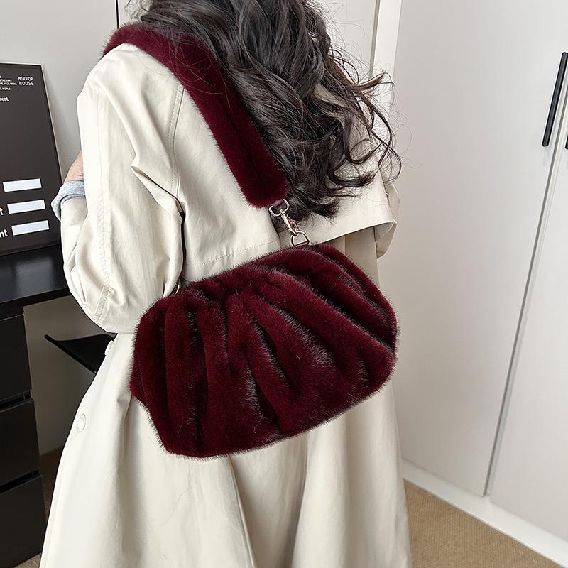 Plush bag retro hand carry cloud bag women's autumn and winter new fluffy pleated foreign style versatile shoulder messenger bag