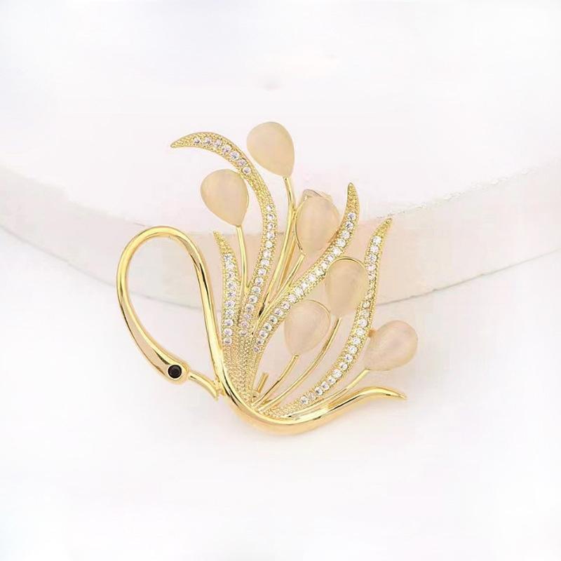 Luxury Cat Eye Stone Swan Brooch Personality Exquisite Animal Pins High-Grade Coat Corsage Accessories