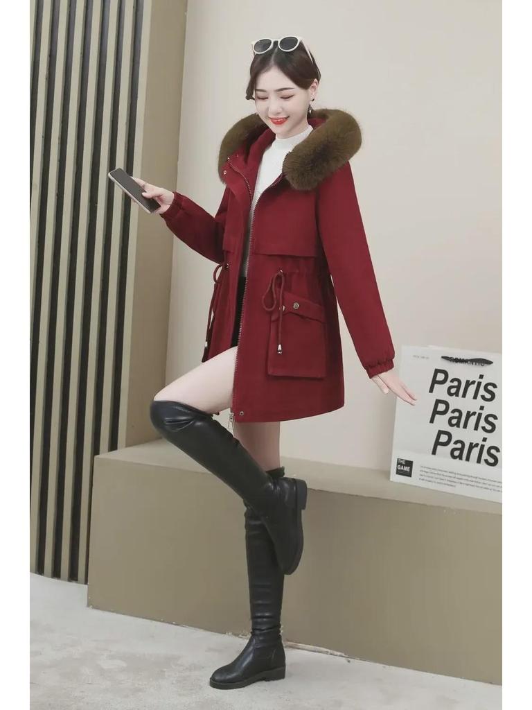 Женское зимнее бархатное пальто 2024 года: Приталенный крой, корейский стиль, меховой воротник, теплый, большой размер, средней длины.