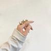 1 шт. корейская версия Ins Design Sense с бриллиантами, геометрическое преувеличение, большой жемчуг, неправильное отверстие, кольцо на указательный палец, холодный ветер, женщина