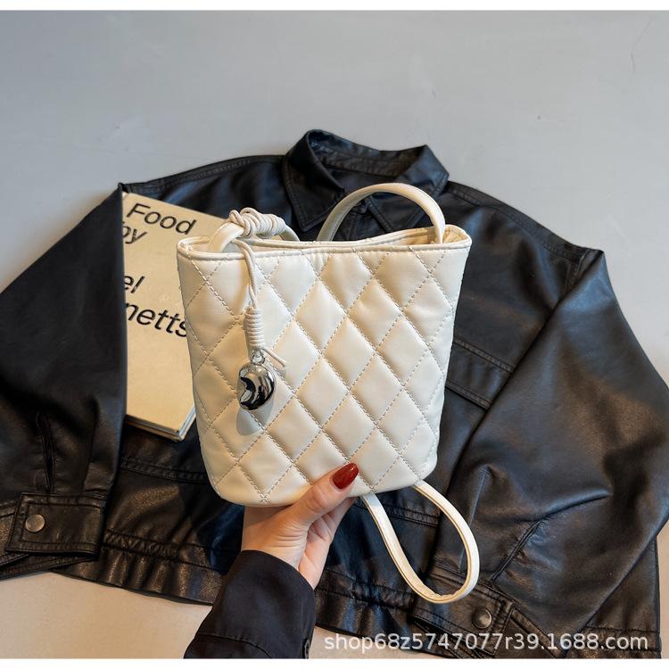 Fashion Rhombus Embroidery Thread Bucket Bag Women's 2025 New Niche Design Messenger Bag Versatile Commuter Shoulder Bag Tide