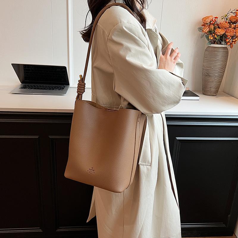 Осенне-зимняя ретро-сумка большого объема для женщин 2024 года, новая модная сумка через плечо, высококачественная сумка-ведро